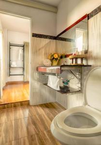 bagno con servizi igienici e specchio di Hotela Boutique Resort a Suphanburi