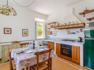 Kuchyňa alebo kuchynka v ubytovaní Holiday Home Dante 1 by Interhome