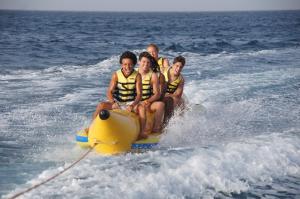 grupa ludzi jeżdżących tratwą w wodzie w obiekcie Cleopatra Luxury Resort Makadi Bay w mieście Hurghada