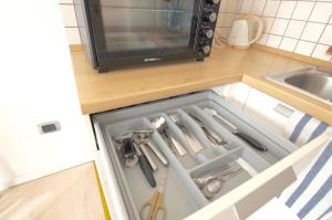 szufladę w kuchni z przyborami kuchennymi w obiekcie Interno 77 di TSS' - Appartamento soleggiato con Ampie Finestre & Internet Veloce con Fibra - Perfetto per Coppie w Trydencie +11 zdjęć