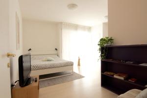 Postel nebo postele na pokoji v ubytování Interno 77 di TSS' - Appartamento soleggiato con Ampie Finestre & Internet Veloce con Fibra - Perfetto per Coppie