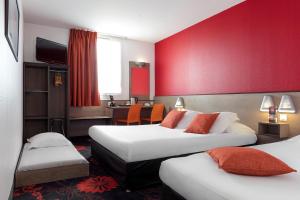 Ένα ή περισσότερα κρεβάτια σε δωμάτιο στο Hotel Clermont Estaing