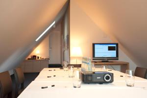 فندق-مطعم لوفين في Dielsdorf: غرفة بها طاولة عليها جهاز كمبيوتر