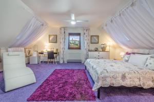 1 dormitorio con cama blanca y alfombra morada en Hotel Marcincak***, en Mikulov