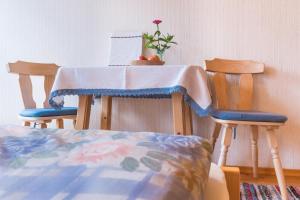 a table with two chairs and a table with a table cloth at Stabentheiner-Hof in Liesing