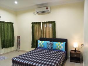 Tempat tidur dalam kamar di Motel Aurora Damai