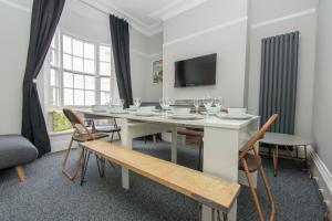 ein Esszimmer mit einem Tisch und Stühlen in der Unterkunft Mucky Duck House - Central- by Brighton Holiday Lets in Brighton & Hove