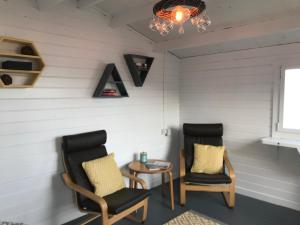 Un lugar para sentarse en Largy Coastal Apartments