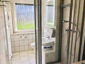 y baño con aseo, lavabo y ducha. en Zimmervermietung38 - Wild 1, en Salzgitter