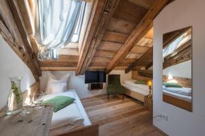 a bedroom with two beds and a desk in a room at das-hornsteiner in Passau