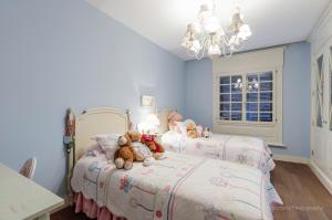 ein Schlafzimmer mit zwei Betten mit Teddybären drauf in der Unterkunft Maspalomas Golfside Luxury Villa in San Bartolomé de Tirajana + 43 Fotos