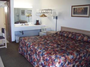 Habitación de hotel con cama y lavabo en A Wyoming Inn en Cody