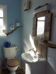 Bathroom sa HAZEL at Rustic Cabins, NC500, near Lochinver