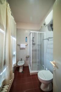 コッレ・ディ・ヴァル・デルザにあるLa Vecchia Cartieraのバスルーム(シャワー、トイレ、シンク付)
