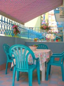 einen Tisch und Stühle auf einem Balkon mit Tisch und Stühlen in der Unterkunft Appartamenti Padoan in Sottomarina
