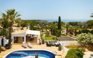 uma vista aérea de uma casa com piscina em Villa Joya em Benissa