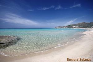una playa con el océano y un cielo azul en Villa REBECCA, en Solanas