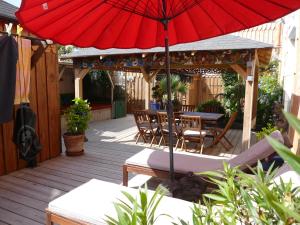 VILLA ZENITH Hostel - LA MAISON的庭院或其他户外区域