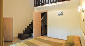 スカラ・ラクニオウにあるMilonas Villasの小さなベッドルーム(ベッド1台、階段付)