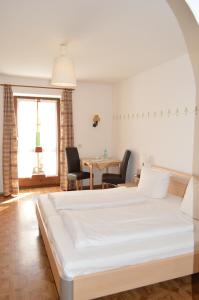 Кровать или кровати в номере Bayersoier Hof
