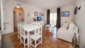 a living room with a white table and chairs at Leo San Bruno in Isla Canela