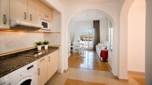 uma cozinha com um lavatório e uma sala de estar em Leo San Bruno na Isla Canela