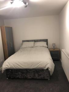 Uma cama ou camas num quarto em City centre park lane apartment