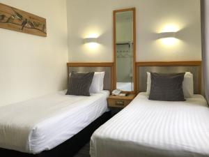 Postel nebo postele na pokoji v ubytování Berjaya Eden Park London Hotel