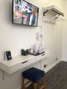 TV a/nebo společenská místnost v ubytování Berjaya Eden Park London Hotel