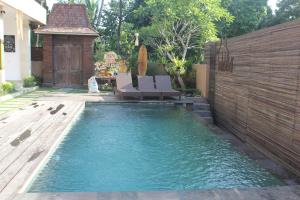 Bazén v ubytování Indah Bali Guesthouse nebo v jeho okolí