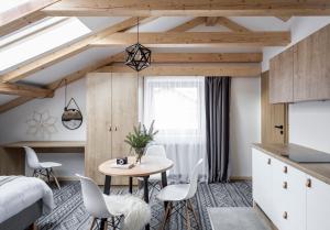 - une cuisine et une salle à manger avec une table et des chaises dans l'établissement Villa Górska Ski & Bike, à Wisła