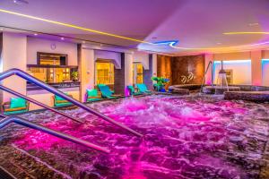 Bassein majutusasutuses Hotel Délibáb või selle lähedal