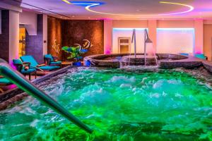 Bassein majutusasutuses Hotel Délibáb või selle lähedal