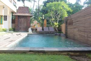 Bazén v ubytování Indah Bali Guesthouse nebo v jeho okolí