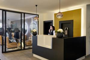 Eine Frau, die auf einem Handy in einer Lobby spricht. in der Unterkunft Van der Valk Naturresort Drewitz in Nossentiner Hütte + 115 Fotos