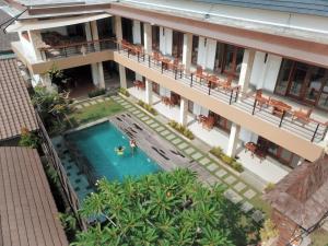 Bazén v ubytování Indah Bali Guesthouse nebo v jeho okolí