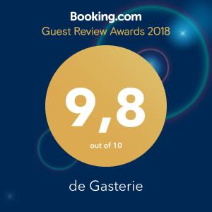 a sign that reads guest review awards with a yellow circle at de Gasterie in Koksijde