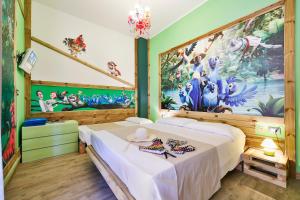 ein Schlafzimmer mit einem Bett und einem Gemälde an der Wand in der Unterkunft Hotel Fabrizio in Rimini + 80 Fotos