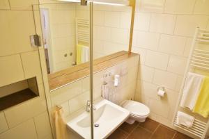 Koupelna v ubytování Gasthaus Wiemann-Sander + 32 fotografií