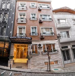 um edifício com uma placa na frente dele em Sisli MLS Hotel em Istambul