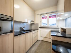 Kuchyň nebo kuchyňský kout v ubytování LAAX Homes - Casa Zundra