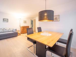ein Esszimmer und ein Wohnzimmer mit einem Tisch und Stühlen in der Unterkunft LAAX Homes - Casa Zundra in Flims
