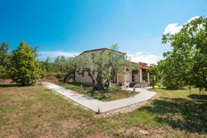 una casa con un albero in un cortile di Keser Apartments a Rovigno (Rovinj)