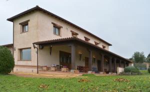 une grande maison avec une grande cour avant dans l'établissement Casa Rural Pilón del Fraile, à Oropesa
