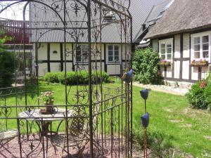 un cancello in ferro battuto con un tavolo in cortile di Ängshyddan B&B a Yngsjö