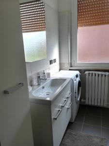 une salle de bain avec un lavabo et une machine à laver dans l'établissement POSAPPARTAMENT, à Ancône