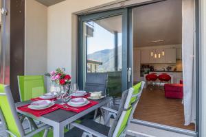 une salle à manger avec une table et des chaises ainsi qu'une cuisine dans l'établissement Apartment Dalia - Cremia, à Cremia