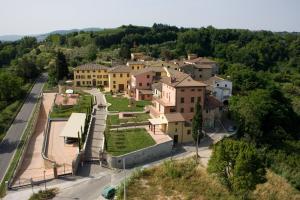 una vista aérea de una pequeña ciudad con casas en Borgo di Gramugnana en Usigliano