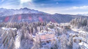 弗利姆斯Romantik Hotel Schweizerhof & Spa Flims的雪地中度假村的空中景观