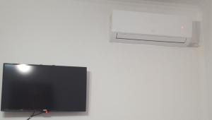 TV i/ili multimedijalni sistem u objektu Apartment Geart